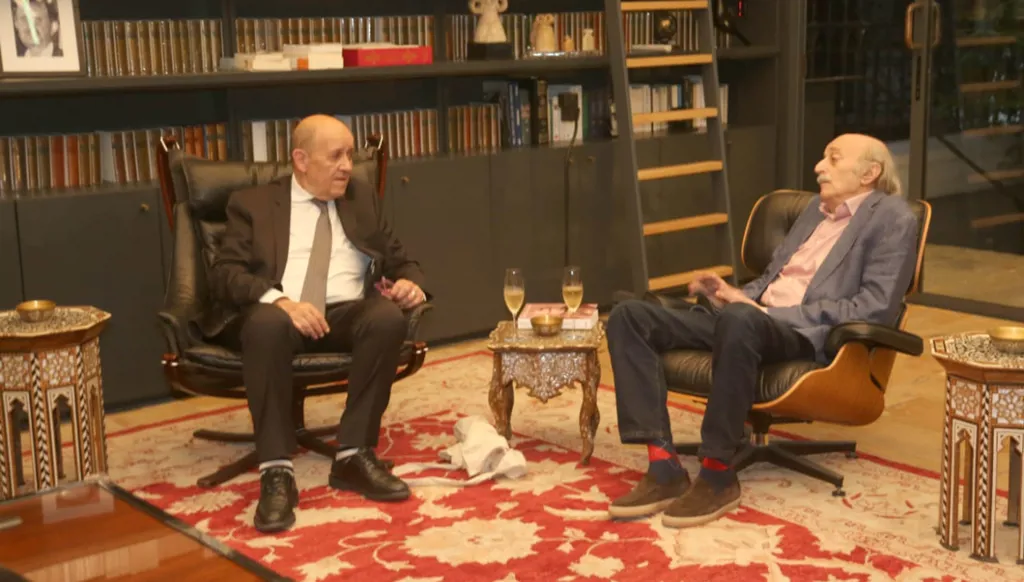 جنبلاط بحث مع لودريان تطورات لبنان والمنطقة