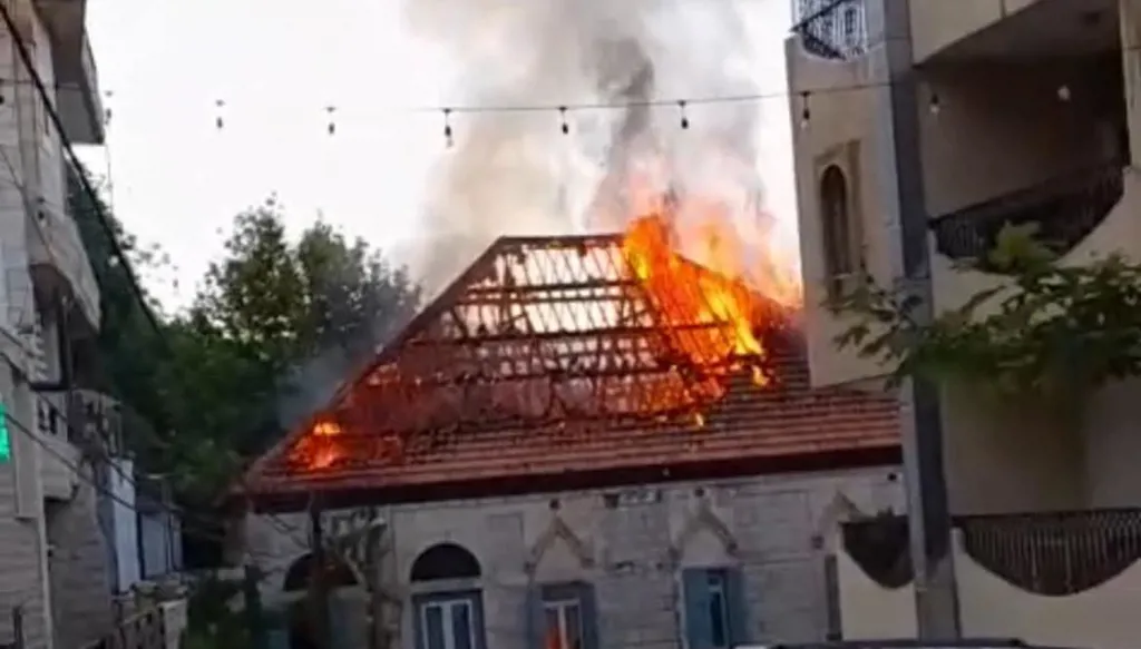 بالصور- حريق يلتهم فندقاً عريقاً في إهدن شمالي لبنان