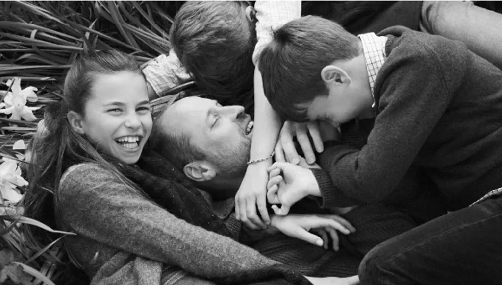 صورتان غير منشورتين سابقاً للأمير ويليام مع أولاده بمناسبة عيد الأب