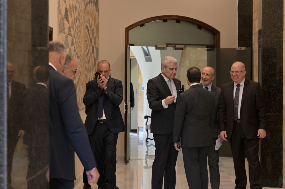 عدد من الوزراء يتحادثون قبل الدخول إلى الجلسة.