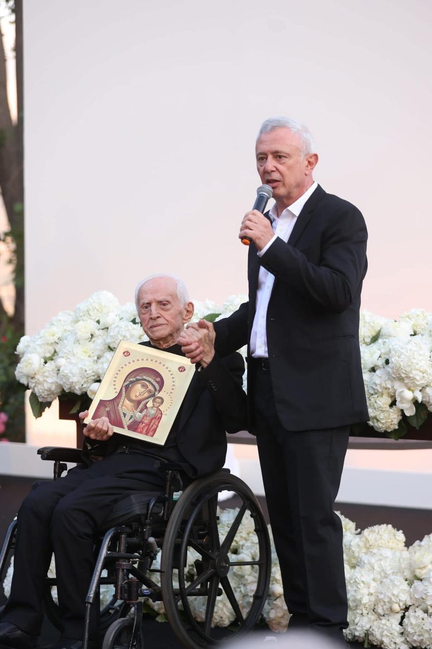 سليمان فرنجية مكرماً أبو المردة (النهار)