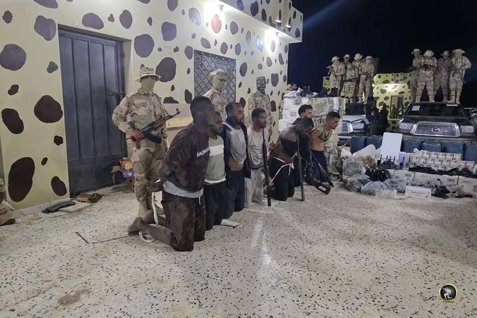  أعلن الجيش الوطني عن ضبط شبكة تهريب تضم ليبيين وأجانب في منطقة حدودية مع السودان ومصر.