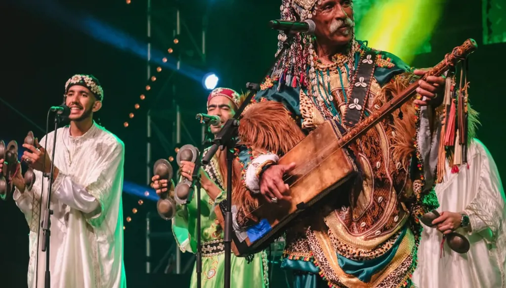 "كناوة وموسيقى العالم" في الصّويرة المغربية: منصّة عالمية للتّلاقح الموسيقي والحوار الثّقافي