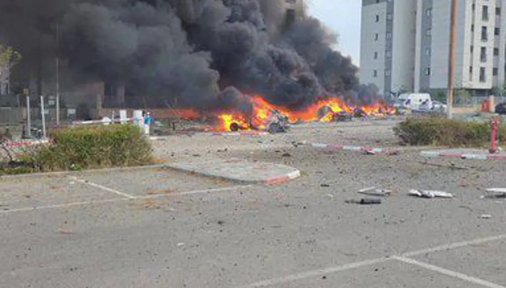 من موقع سقوط الصاروخ الإيراني هذا الصباح في جنوب إسرائيل