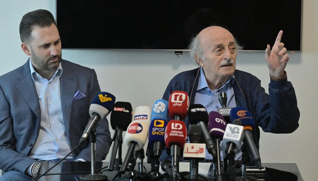 تصعيد إسرائيلي وإنكار إيراني يُقلقان لبنان... جنبلاط يُبادر إلى اختراق في تسليم السلاح