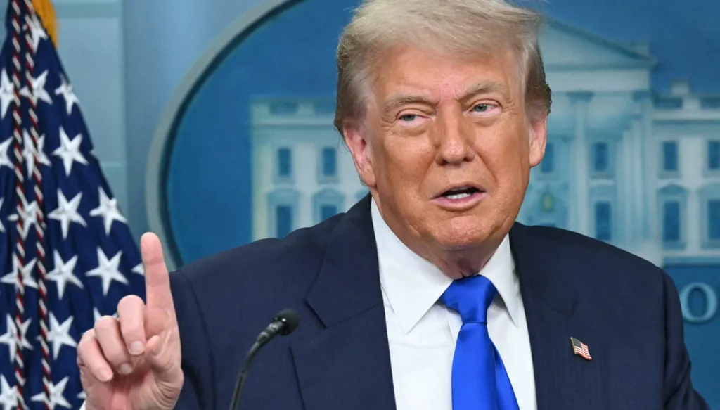 ترامب يعلق تخفيف العقوبات على إيران: أنقذت خامنئي من "موت قبيح ومهين"