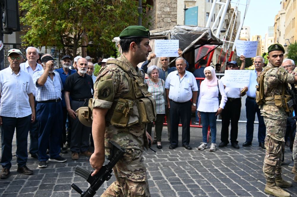  متقاعدو التعليم الرسمي خلال وقفة احتجاجية قبالة البرلمان. (حسام شبارو)