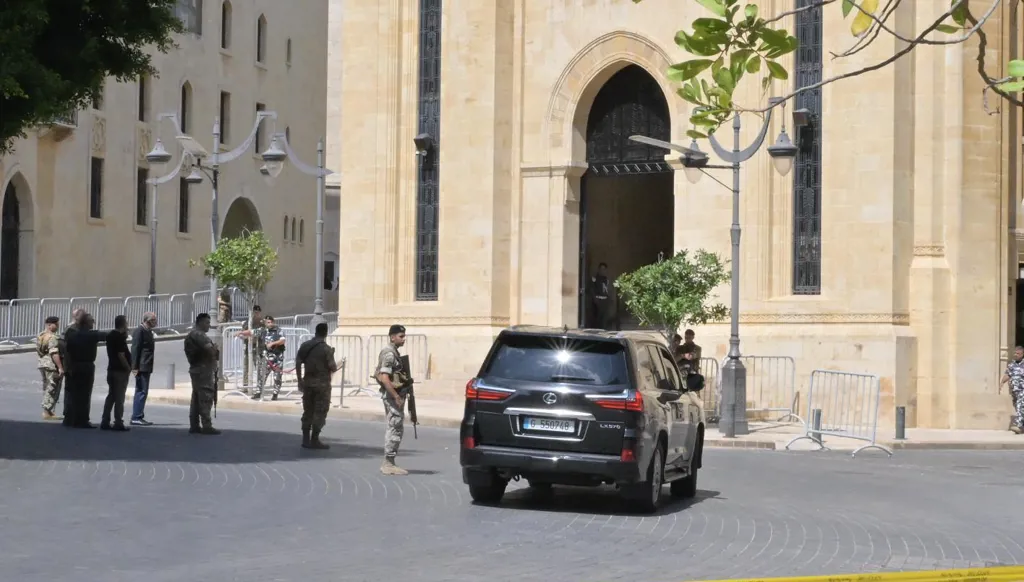 5 عند الخامسة: حادثة عنصرية في مطار بيروت وتاكسي جوي في دبي... فتوى تتوعّد من يُهدّد خامنئي!