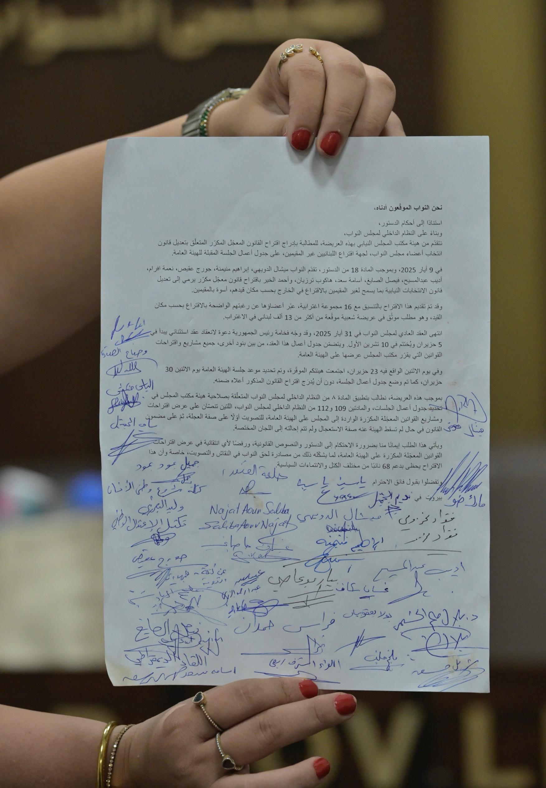 العريضة التي وقّعها أكثر من 60 نائباً في مجلس النوب بشأن مشروع قانون انتخاب المغتربين (تصوير نبيل اسماعيل)