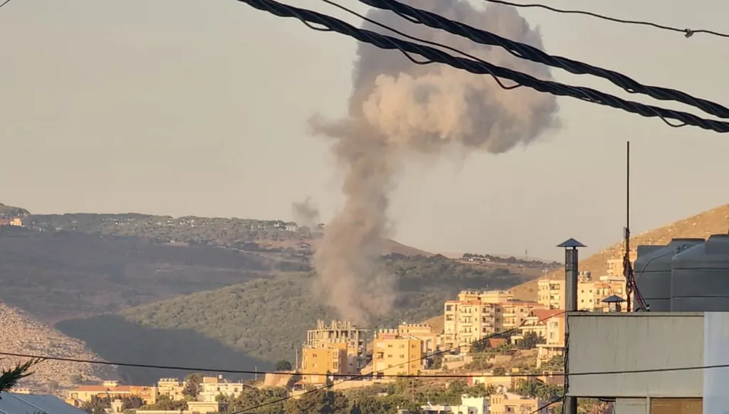 بالصور والفيديو - غارات إسرائيلية عنيفة جنوباً بعد استهداف عنصر من "فيلق القدس" في خلدة