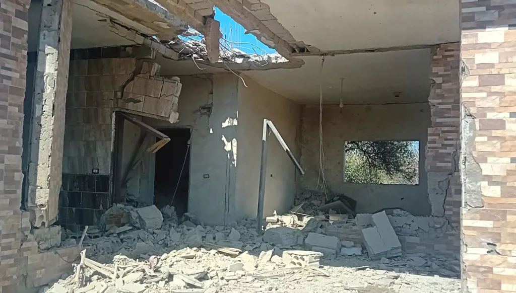 قوّة إسرائيلية تتوغّل في ميس الجبل وتُفجّر معملاً وجرافة... وقذيفة تُدمّر منزلاً في عيتا الشعب (فيديو)