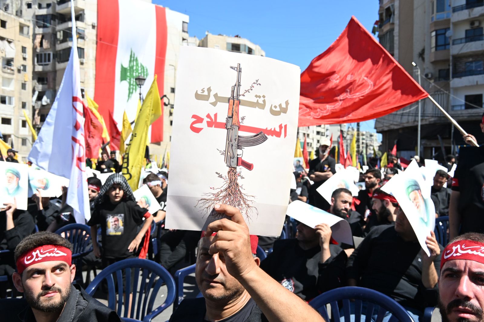 لافتة تؤكد تمسّك حزب الله بالسلاح (حسام شبارو).