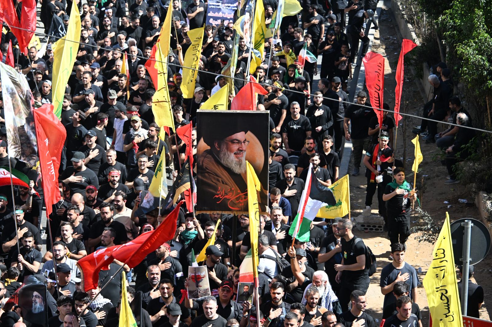 صورة مرفوعة للسيد حسن نصرالله في مسيرة العاشر من محرم بالضاحية الجنوبية (حسام شبارو).