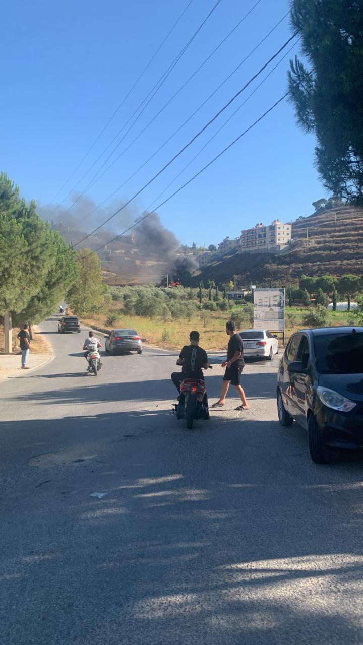 استهداف سيارة في بلدة ديركيفا في جنوب لبنان (مواقع التواصل).