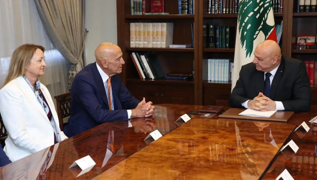 هل لمّح بارّاك إلى مسار "سلام لبناني -إسرائيلي"؟