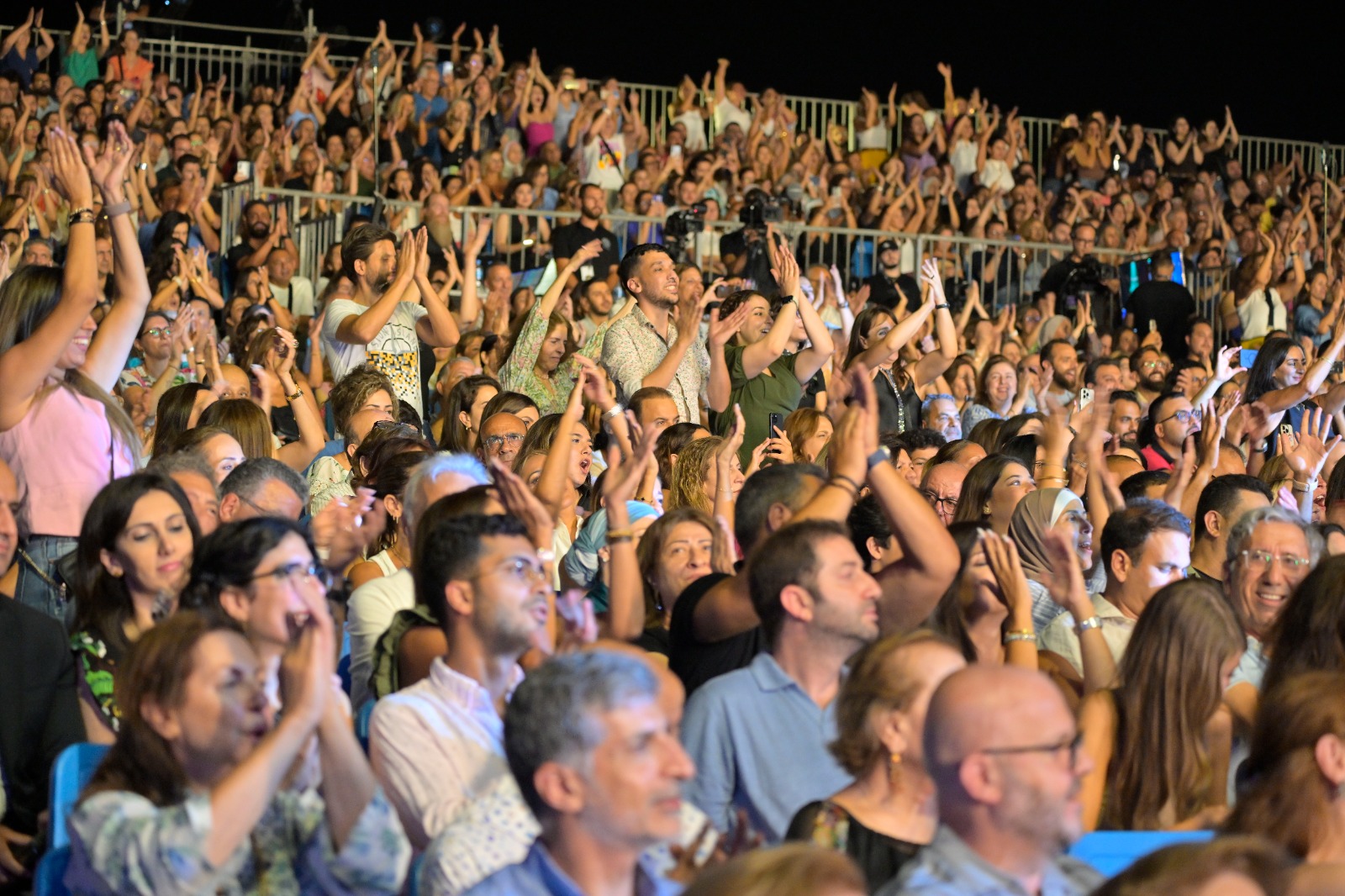 تفاعل الجمهور في حفل السيدة ماجدة الرومي (الصورة: نبيل اسماعيل)