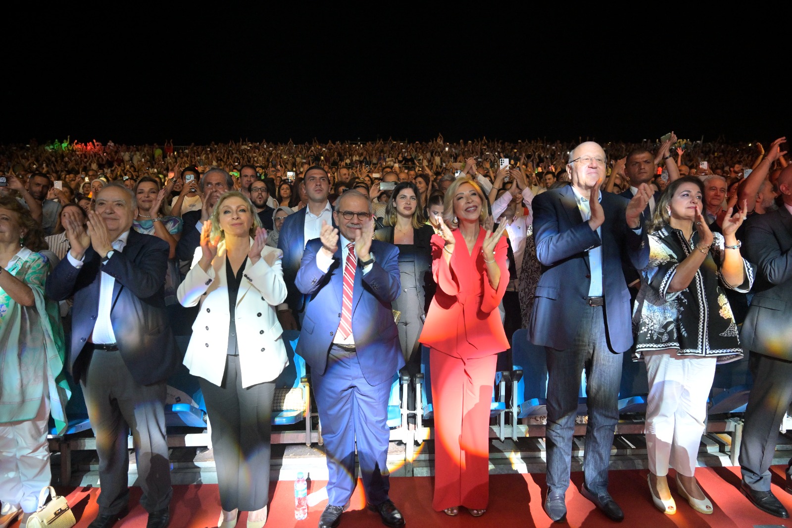 السيدة الأولى نعمت عون، رئيس الحكومة نواف سلام، والرئيس نجيب ميقاتي وشخصيات سياسية وثقافية وفنية (الصورة: نبيل اسماعيل)