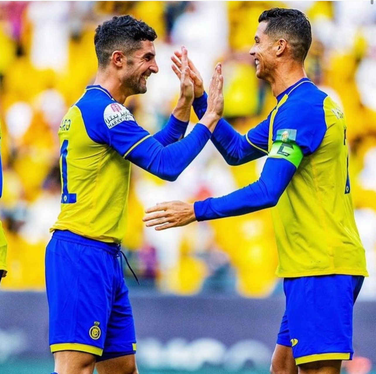 ألفارو غونزاليس مع رونالدو في النصر. (وكالات)