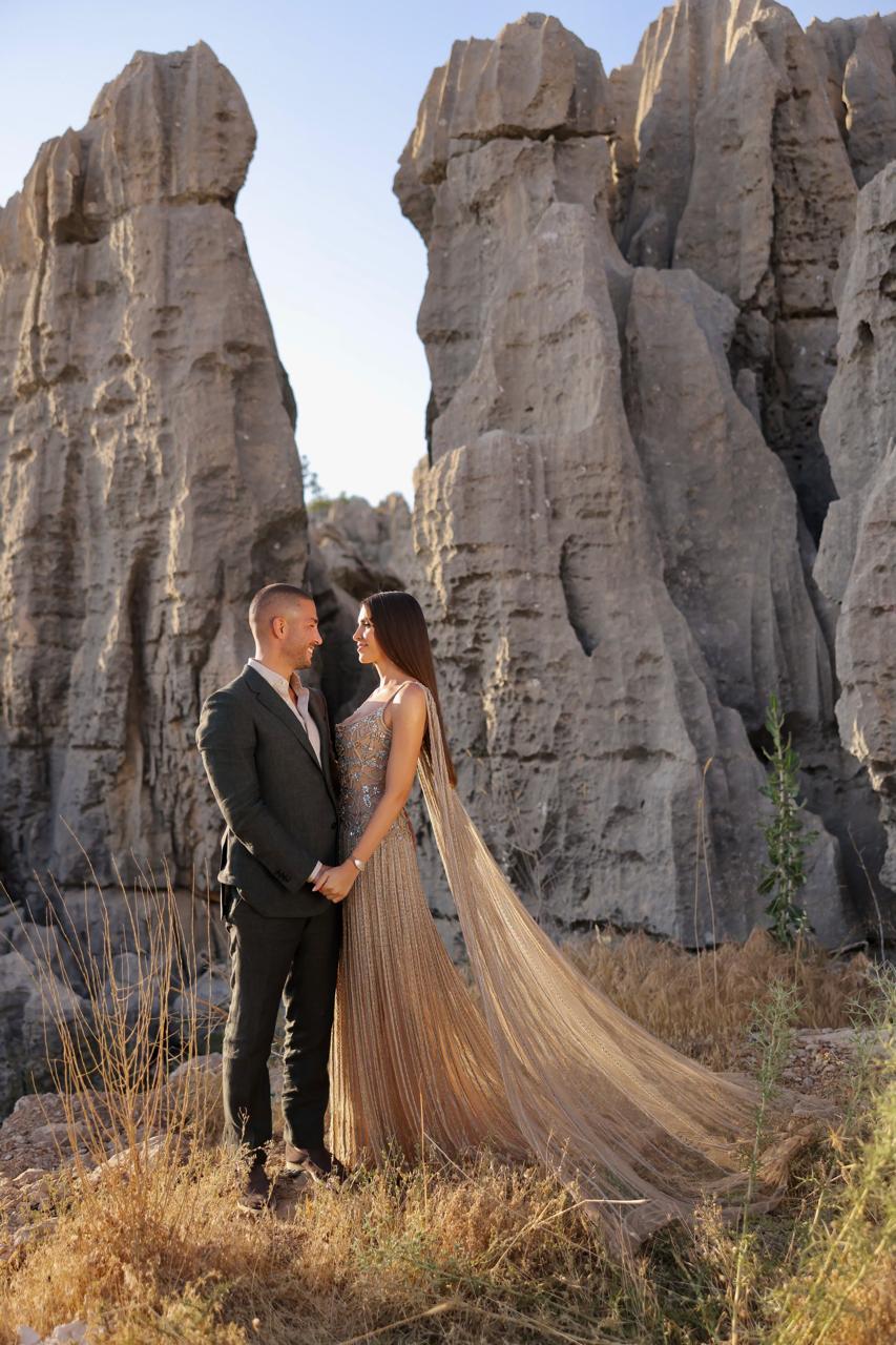 زين قطامي وسيليو صعب في جلسة تصويرية قبيل سهرة ما قبل زفافهما (المكتب الاعلامي للمصمم ايلي صعب)