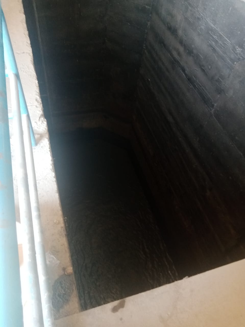  أحد أحواض المعالجة في محطة تكرير المياه المبتذلة (الدفاع المدني)