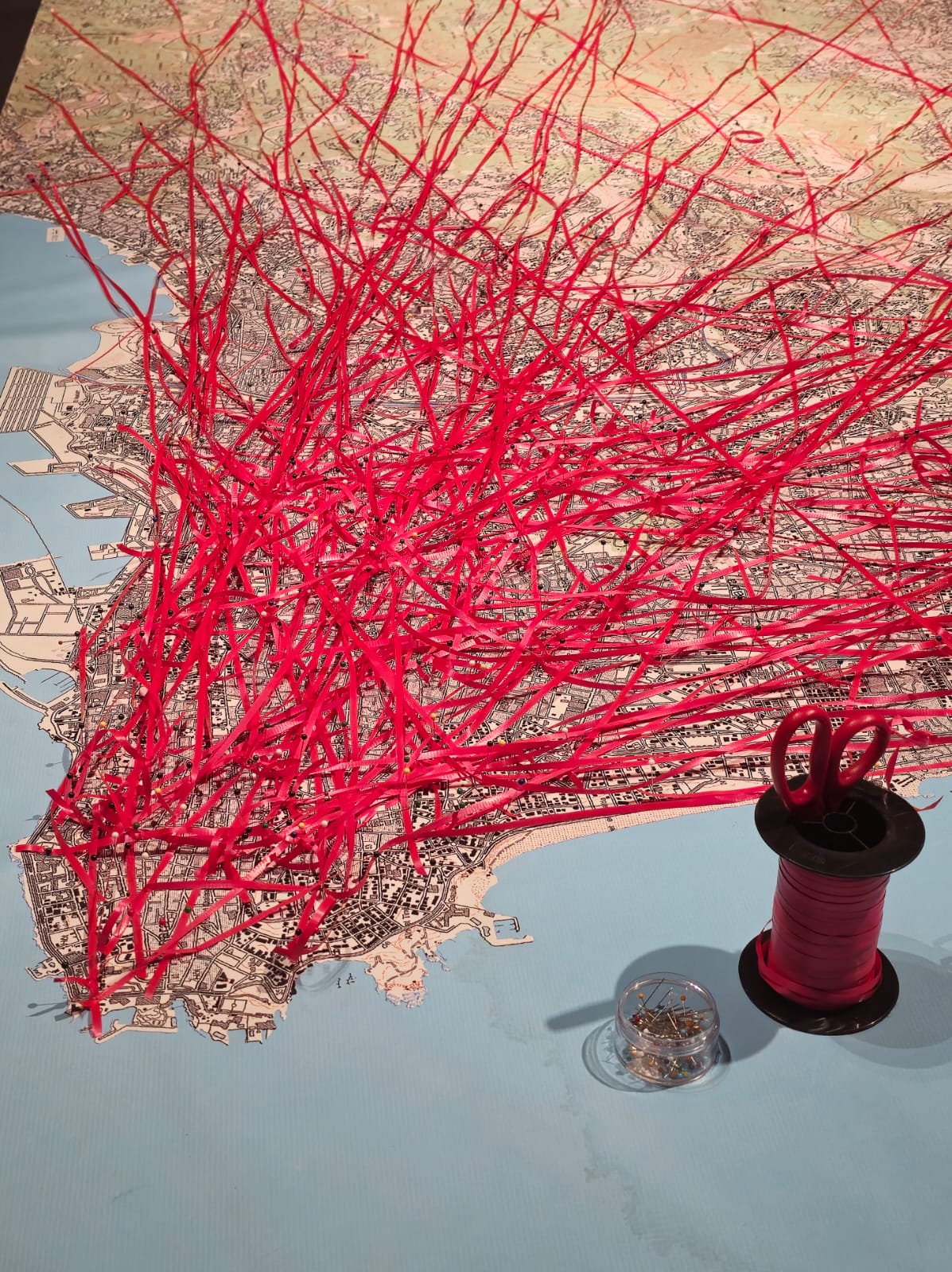 مسارات رسمها زوّار المعرض، تمتدّ من منازلهم إلى أماكن عملهم في مدينة بيروت.