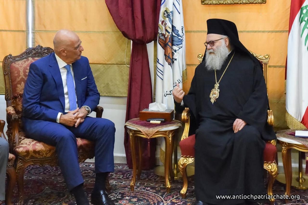 البطريرك يوحنا العاشر مستقبلاً الوزير اليوناني. (البطريركية)