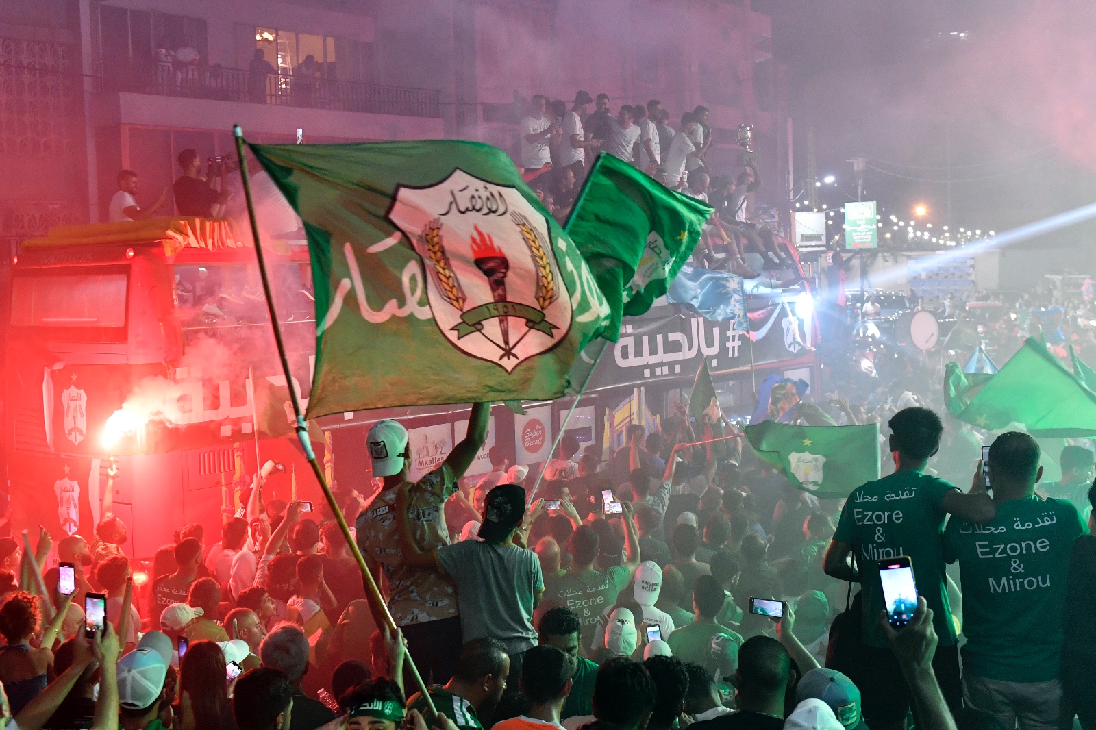 جمهور الأنصار يحتفل مع فريقه بلقب الدوري. (تصوير حسام شبارو)