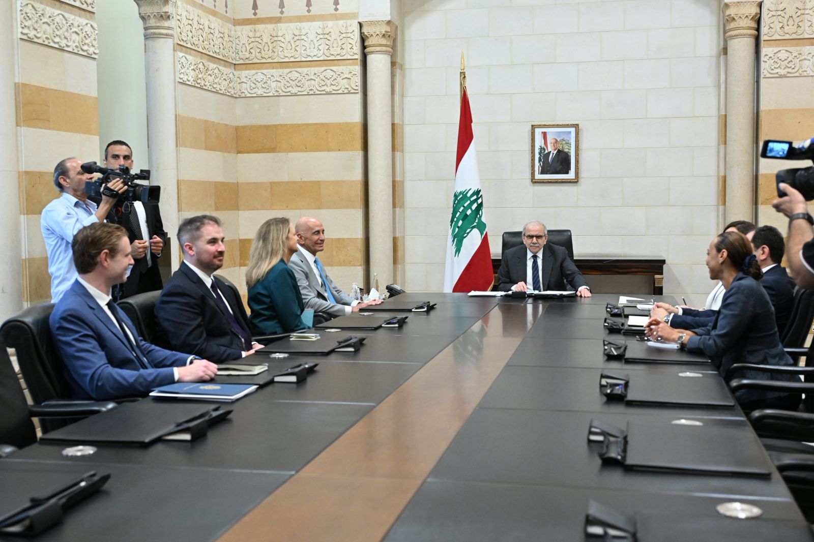 لقاء سلام وبرّاك بحضور جونسون (حسام شبارو).