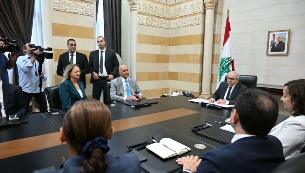 رئيس الحكومة نواف سلام خلال لقائه الموفد الأميركي توم برّاك والسفيرة ليزا جونسون في السراي أمس. (نبيل اسماعيل)