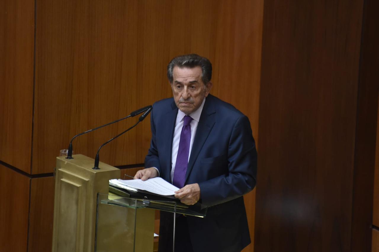الوزير السابق بطرس حرب (حسام شبارو).