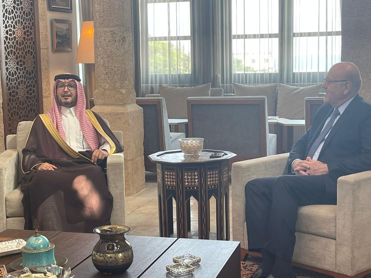 لقاء الرئيس نجيب ميقاتي والسفير السعودي في لبنان وليد البخاري (مراسل النهار). 