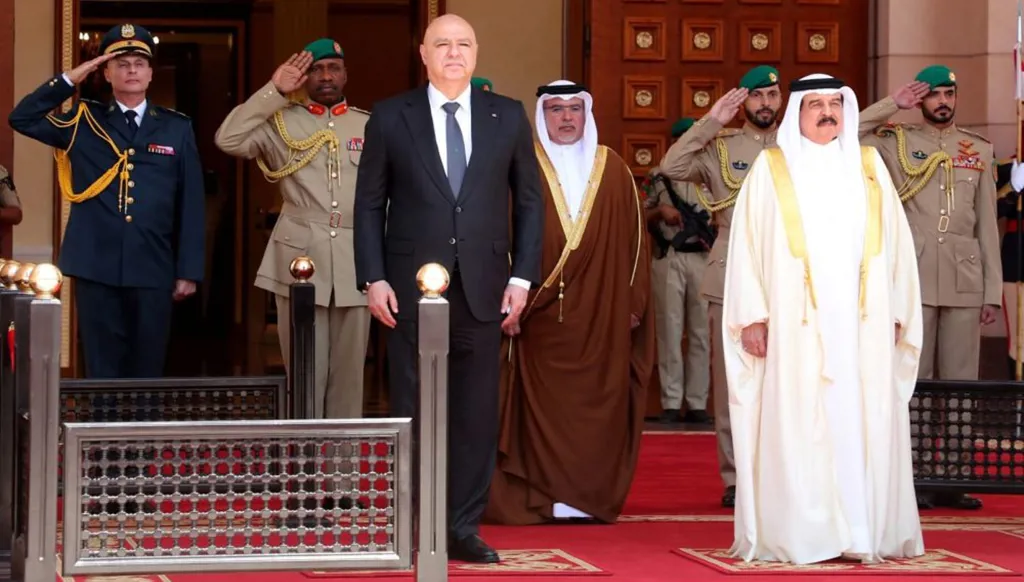 الملك حمد بن عيسى آل خليفة والرئيس جوزف عون خلال مراسم الاستقبال الرسمية وعزف النشيدين الوطنيين اللبناني والبحريني في قصر القضيبية في المنامة أمس.
