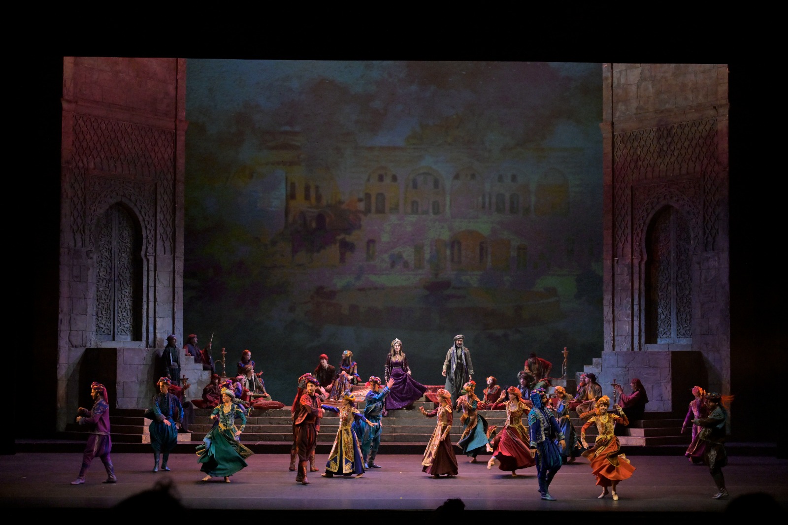 من أمام البولشوي في موسكو فرقة كركلا (الصورة: نبيل اسماعيل)