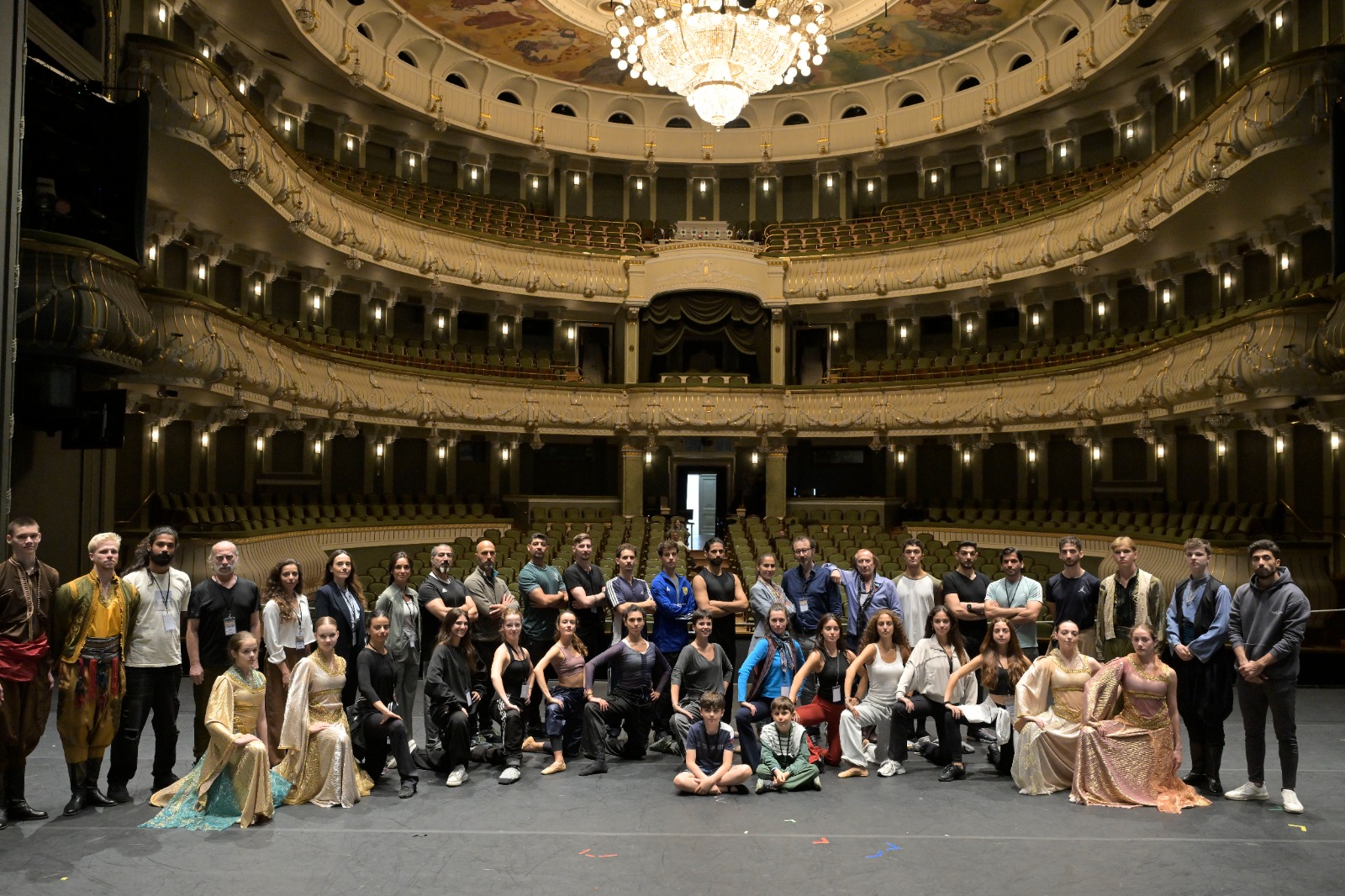 من أمام البولشوي في موسكو فرقة كركلا (الصورة: نبيل اسماعيل)