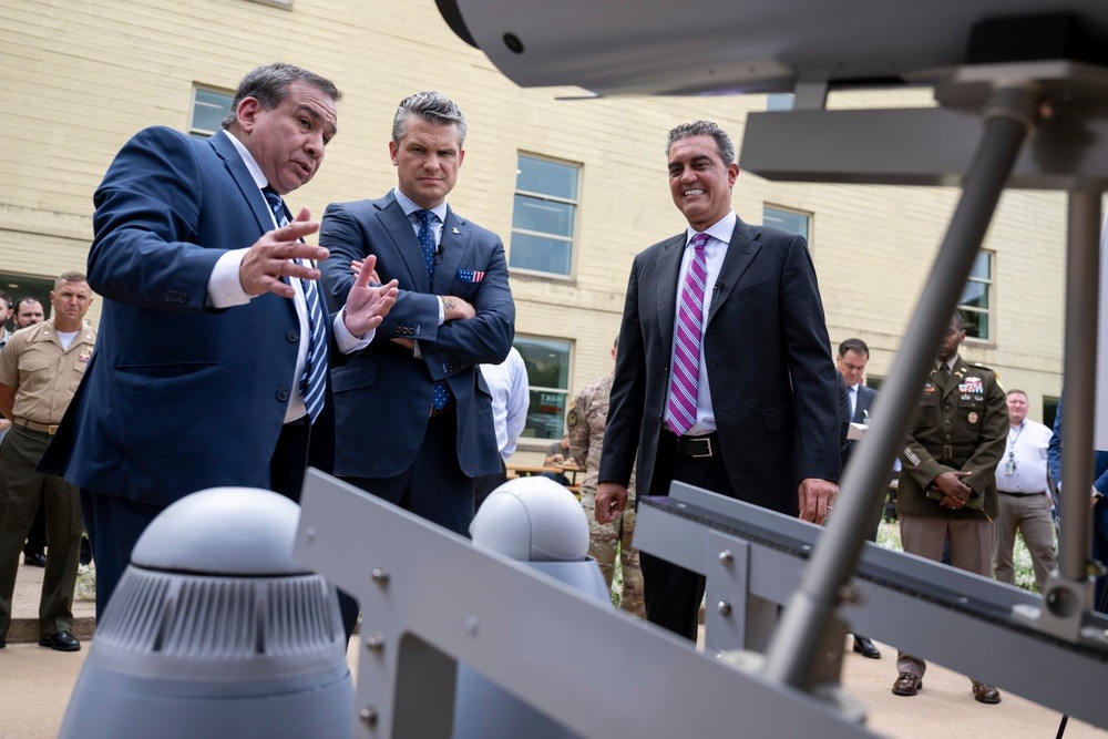 وزير الدفاع الأميركي يستمع لشرح عن مسيّرة لوكاس. (مواقع)