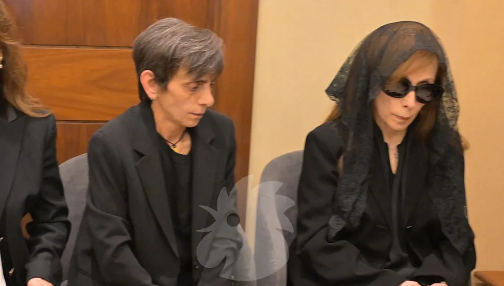 بحضور السيّدة فيروز... وفود فنية وسياسية تُعزّي بالراحل زياد الرحباني لليوم الثاني في بكفيا (فيديو)