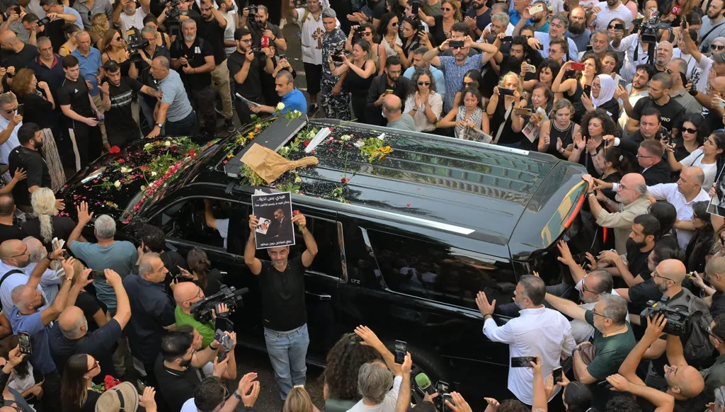 بالدموع ونثر الزهور... رحلة زياد الرحباني الأخيرة من شارع الحمراء إلى بكفيا (صور وفيديو)
