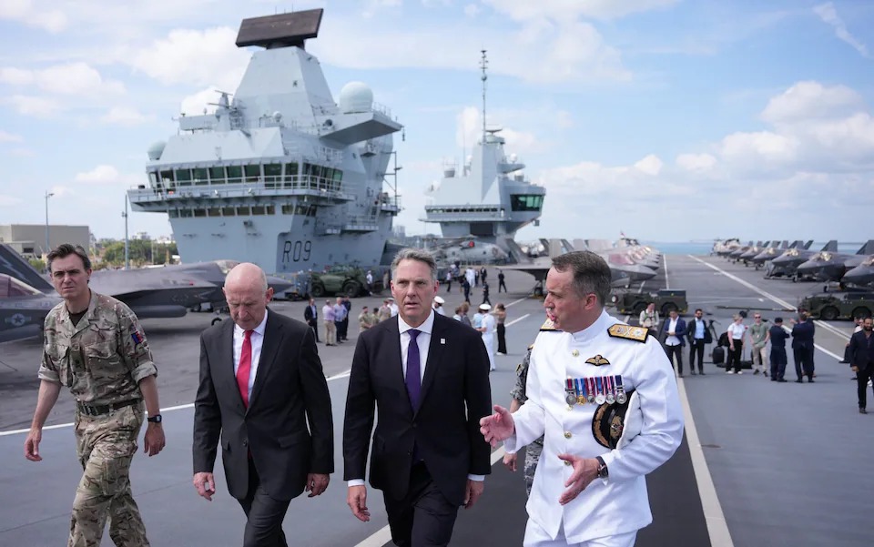 وزير الدفاع  البريطاني جون هيلي مع نائب رئيس وزراء أستراليا ريتشارد مارلز على متن السفينة HMS Prince of Wales في داروين. (مواقع)