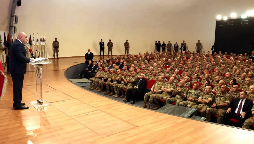 تعارض الأولويات يتمظهر في الثلاثاء الكبير: قاسم لا يُسلّم السلاح لإسرائيل!