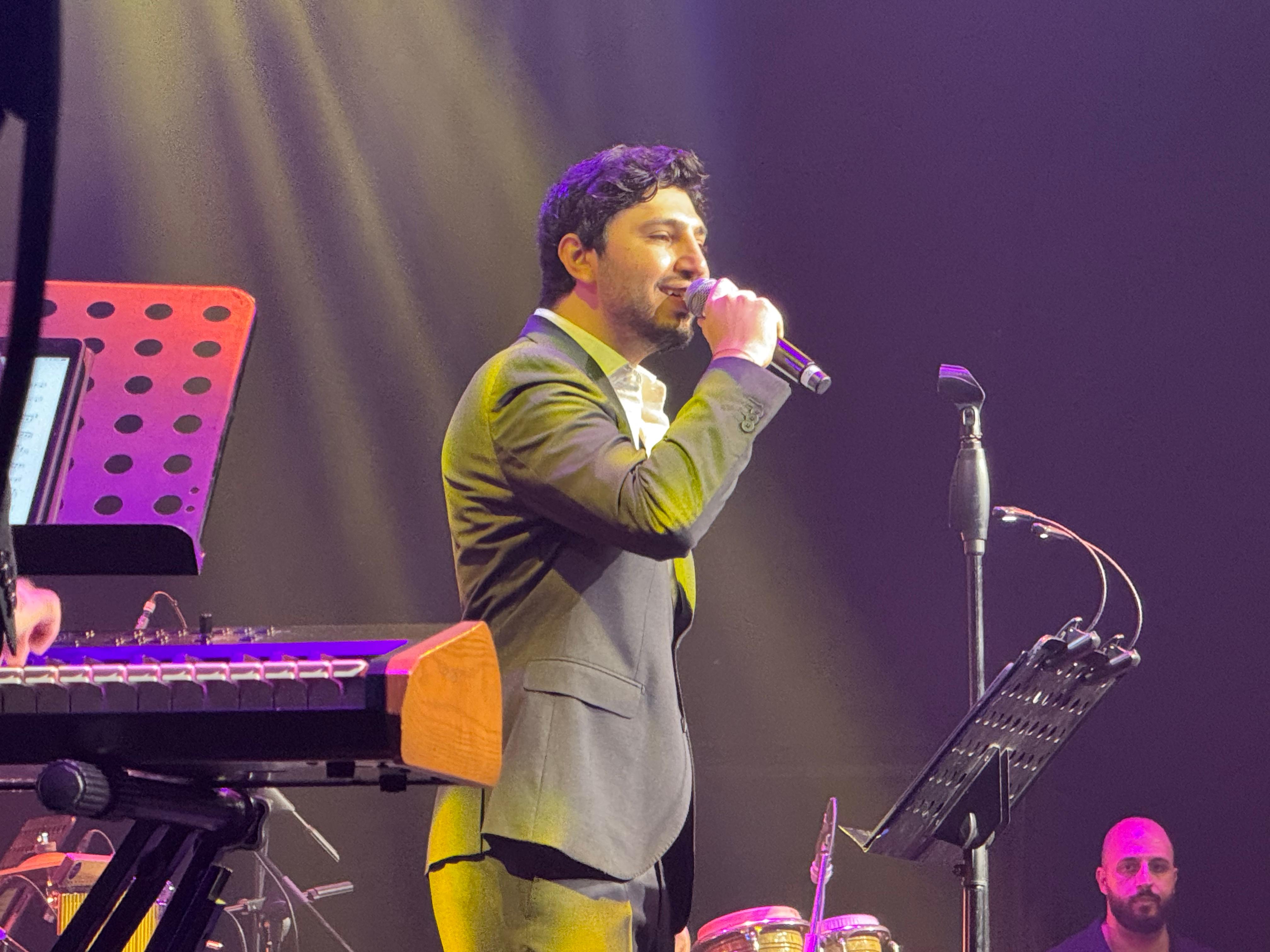 محمد شاكر على مسرح بيوت هول بعدسة النهار 