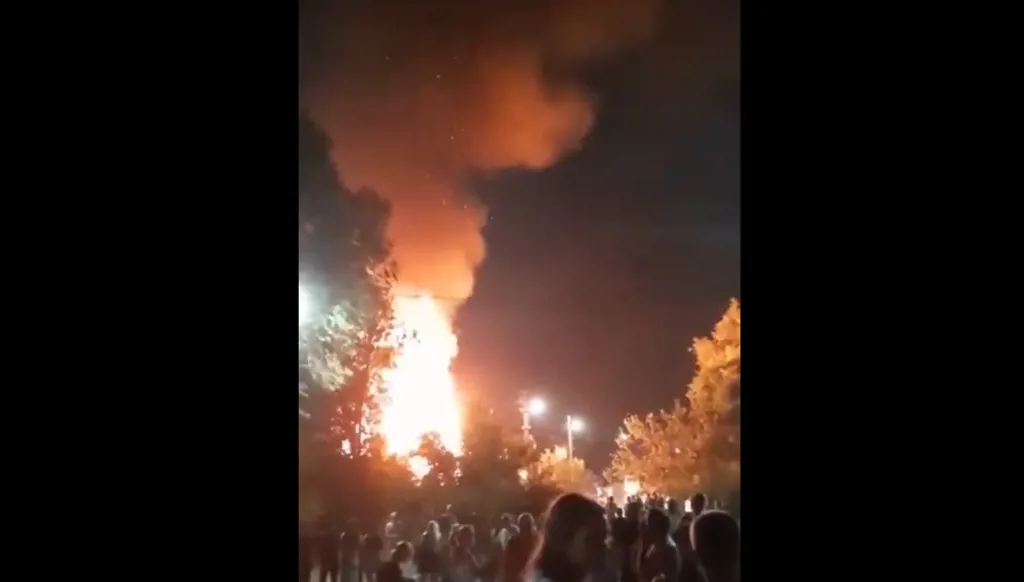 روسيا: هجوم بمسيرات أوكرانية يسفر عن إصابة امرأة واشتعال النار في منازل (فيديو)