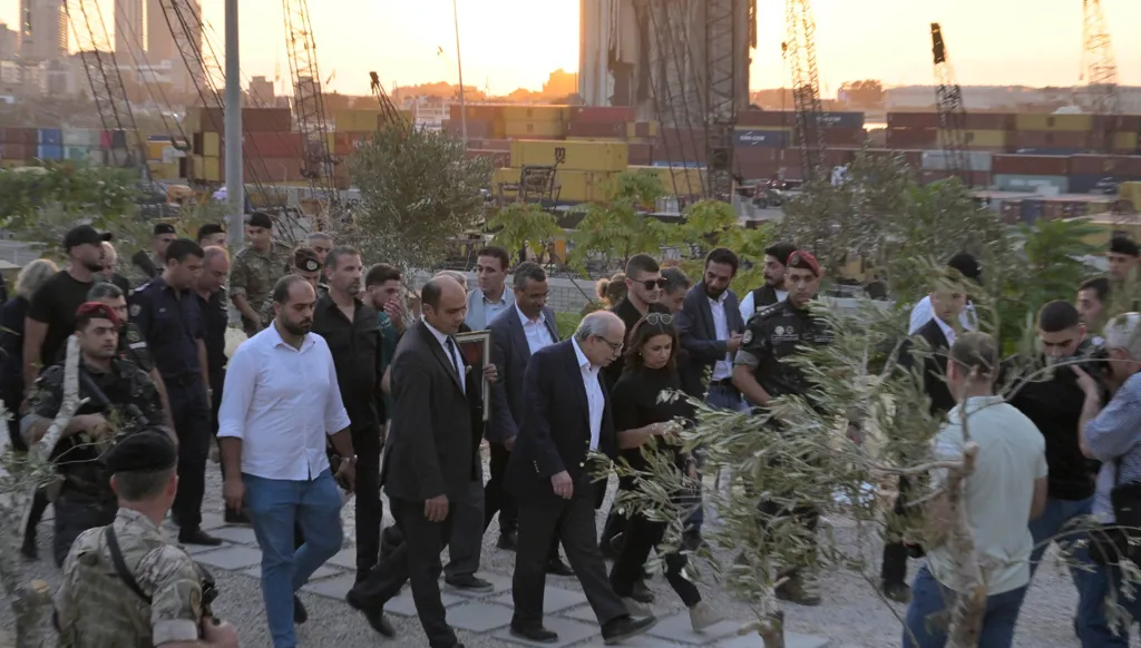 الذكرى الخامسة لانفجار مرفأ بيروت... تنكيس العلم اللبناني في قصر بعبدا وضغط لتحقيق العدالة (صور)