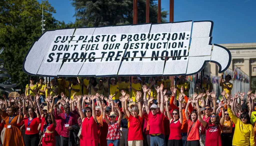 سباق عالمي في جنيف... لإنقاذ الكوكب من طوفان البلاستيك!