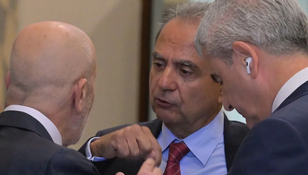 نقاشات بين الوزراء في بهو القصر الجمهوري قُبيل الدخول إلى الجلسة (نبيل اسماعيل)