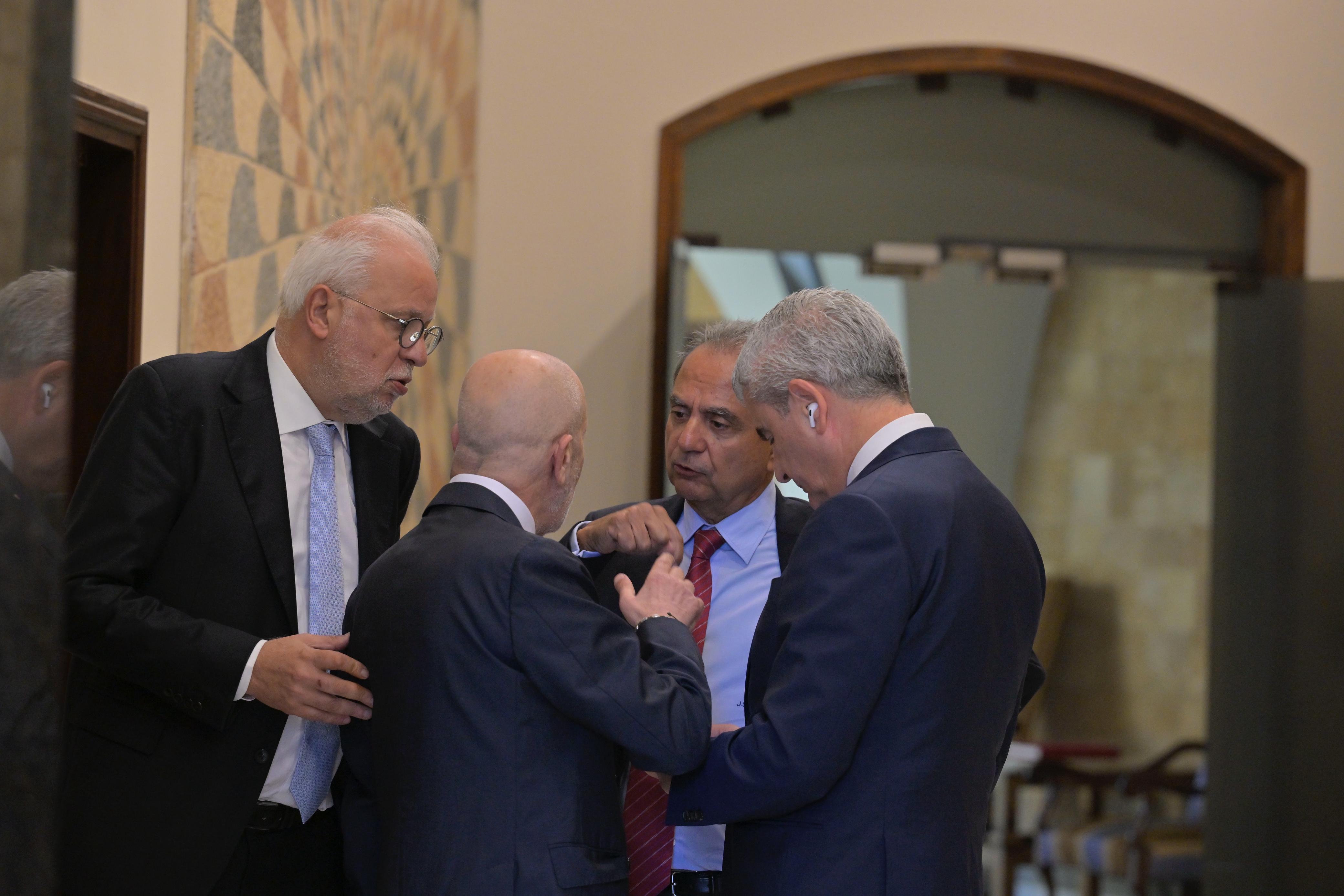 نقاشات للوزراء في بهو القصر الجمهوري (نبيل اسماعيل).