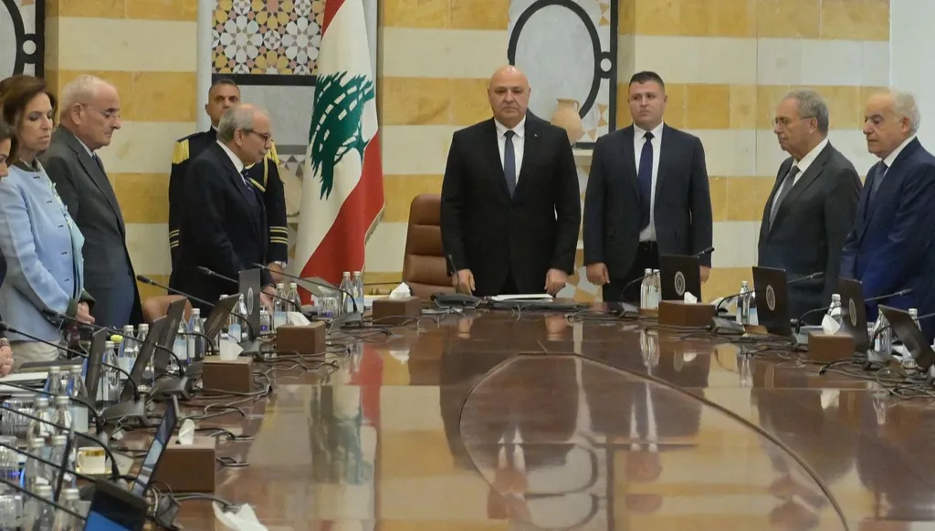 مجلس الوزراء خلال وقوفه دقيقة صمت على ضحايا المرفأ (نبيل اسماعيل)