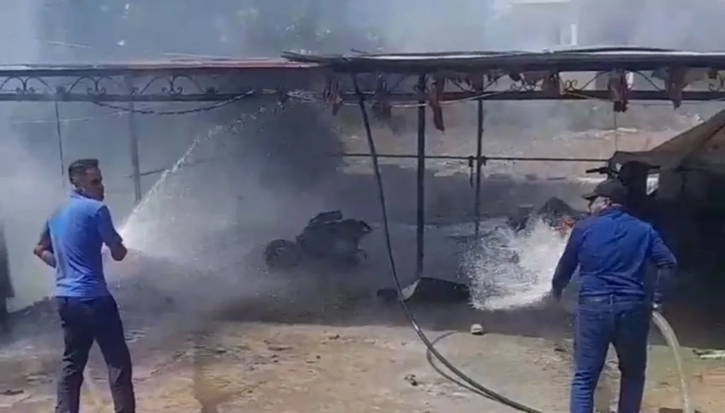 بالفيديو- سقوط إصابات باستهداف دراجة نارية داخل مرآب منزل في بلدة تولين