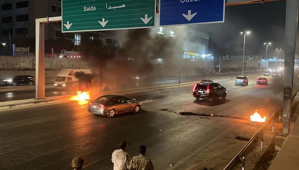 اعادة فتح طريق المطار بعد مغادرة المحتجين الذين اشعلوا الإطارات المطاطية (فيديو)