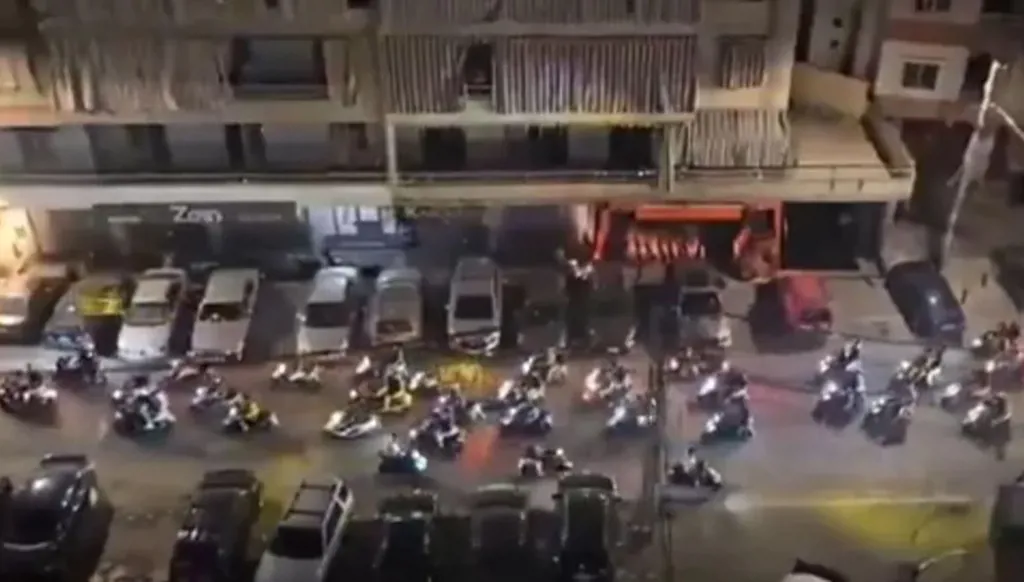 تجمعات مؤيدي حزب الله وحركة أمل تتواصل احتجاحاً على قرار الحكومة حصر السلاح بيد الدولة (فيديو)