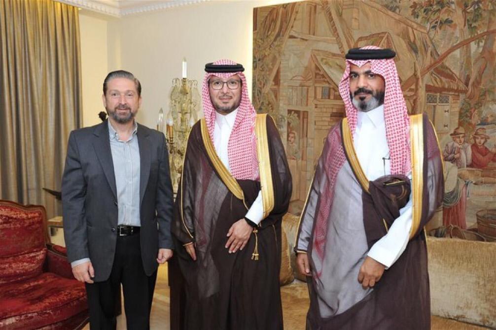 سفير المملكة العربية السعودية لدى لبنان وليد البخاري والقائم بالأعمال في السفارة راجح العتيبي مع النائب فيصل كرامي (إكس)